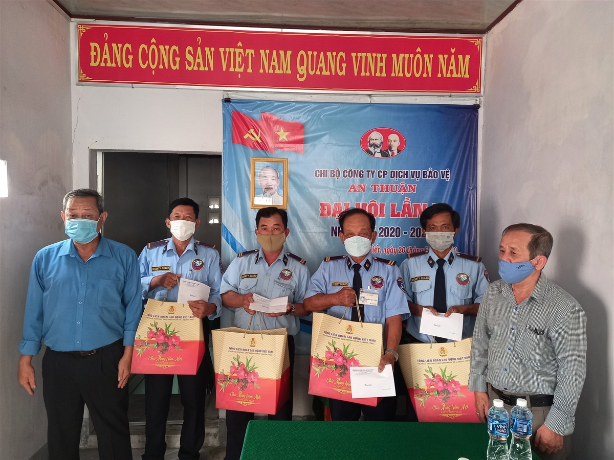 Ảnh: Đồng chí Võ Huy Luận - Chủ tịch LĐLĐ thành phố trao quà của TLĐLĐVN  cho Đoàn viên , CNLĐ Cty CP dịch vụ bảo vệ An Thuận