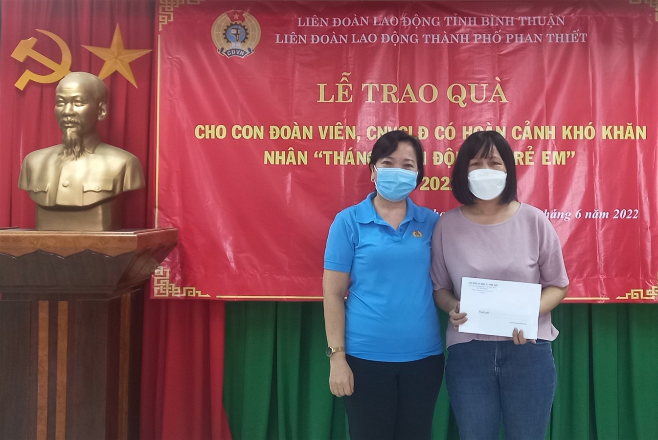 Ảnh: Đ/c Lại Thị Hồng - Ủy viên BTV – Trưởng Ban Nữ công LĐLĐ TP Phan Thiết trao quà cho nữ CNVCLĐ bị bệnh hiểm nghèo tại buổi Lễ