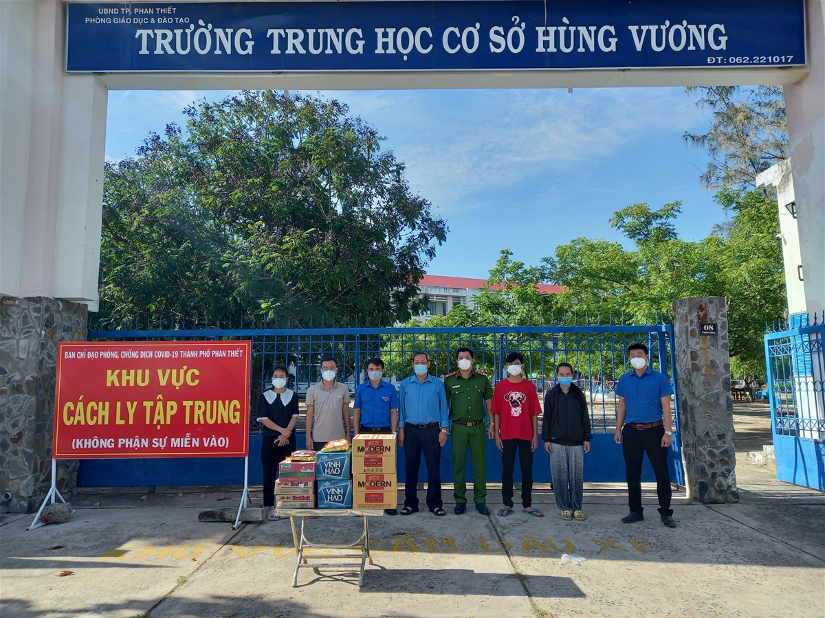 Ảnh: Đ/c Võ Huy Luận - Chủ tịch LĐLĐ Thành phố thăm, tặng quà  tại Khu cách ly y tế tập trung Trường THCS Hùng Vương