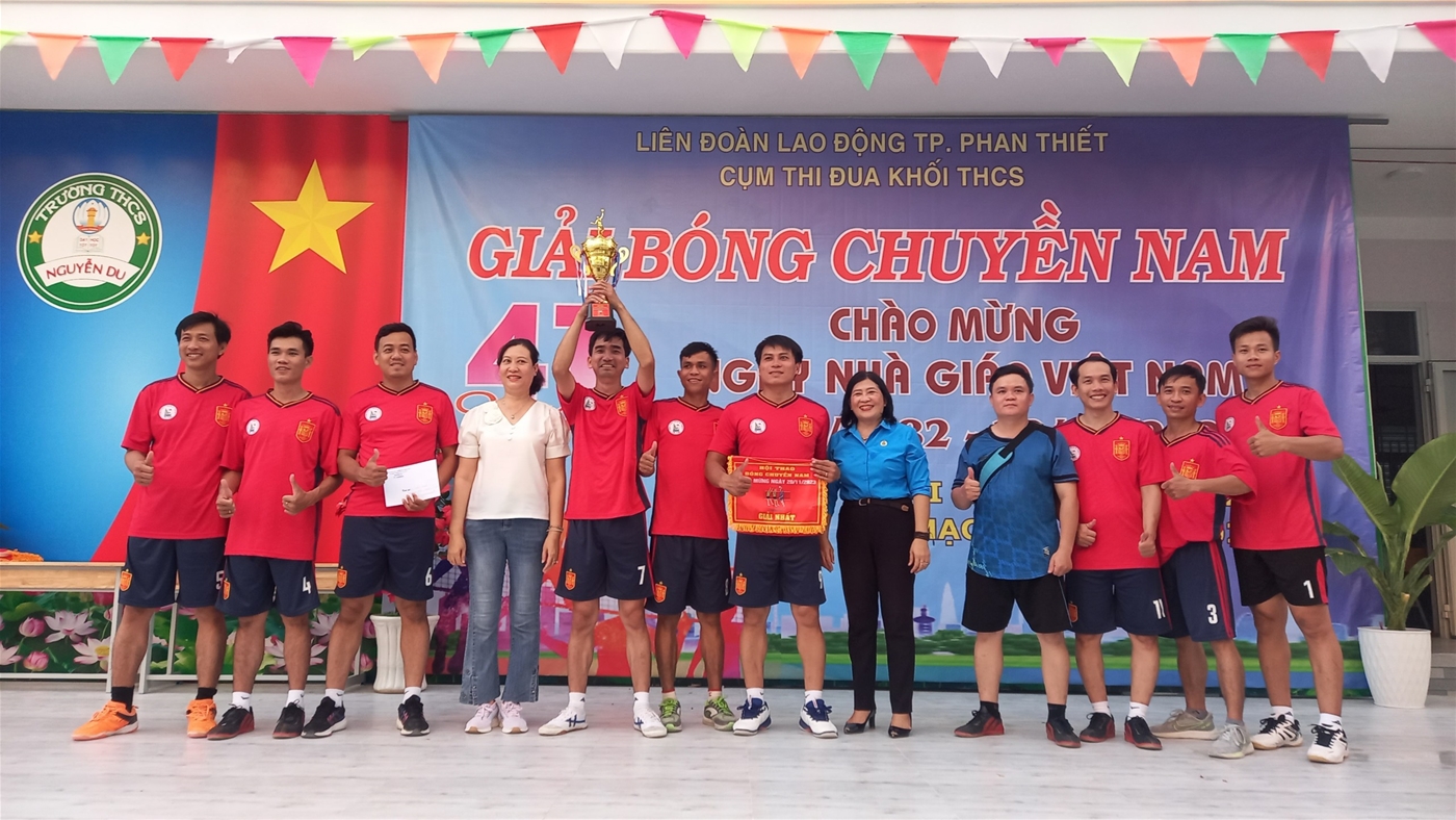 Bà Nguyễn Thị Bội Nhu - Phó Trưởng phòng GD-ĐT thành phố (áo trắng) và Bà Võ Thị Mỹ Thanh (áo xanh) - Trưởng Ban Tổ chức giải trao Cup vô địch cho Trường THPT, THCS Lê Lợi