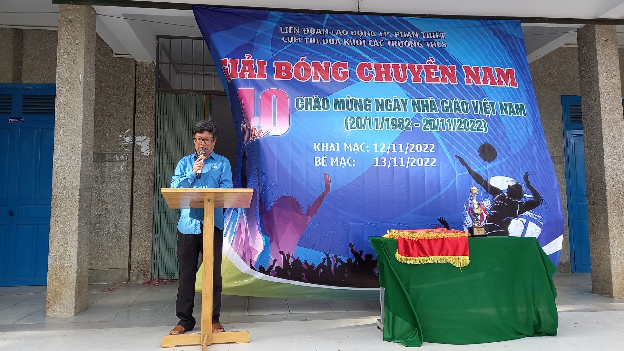 Ảnh: Ông Trần Thiện Trung – Cụm trưởng - Chủ tịch CĐCS trường THCS Nguyễn Trãi  - Trưởng Ban Tổ chức phát biểu bế mạc giải đấu
