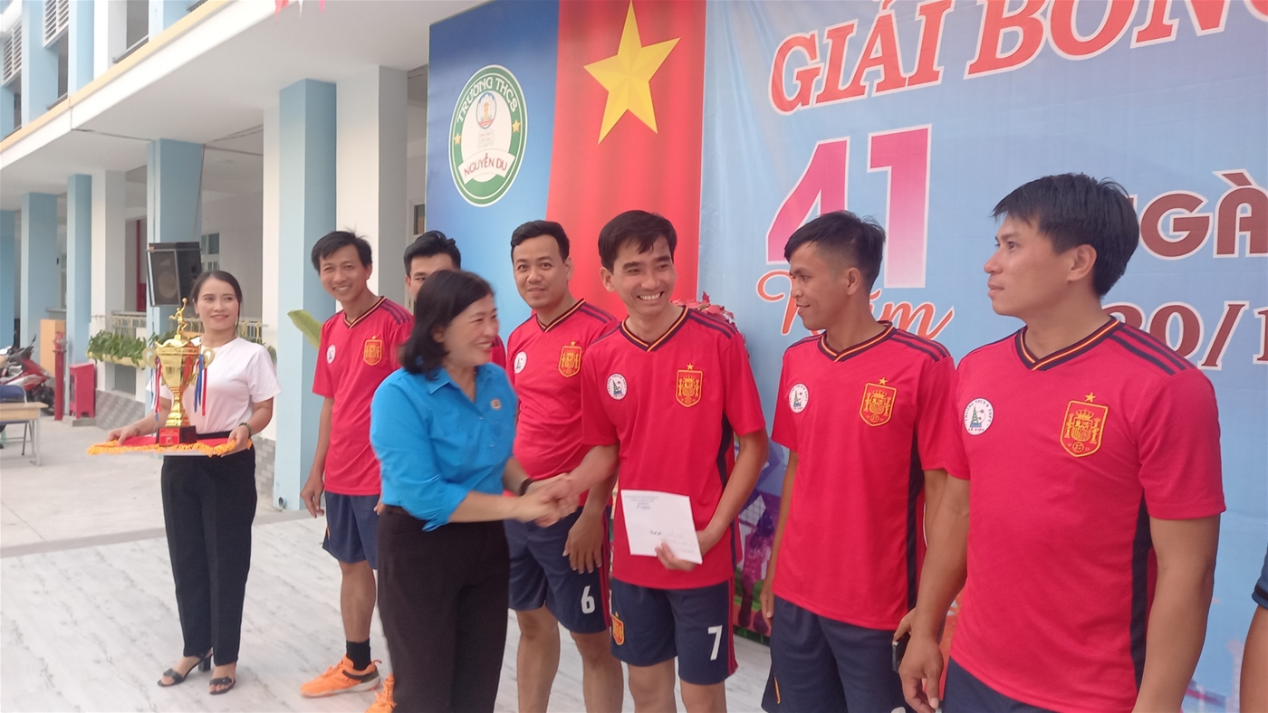 Bà Võ Thị Mỹ Thanh - Cụm Trưởng Cụm thi đua - Chủ tịch CĐCS Trường THCS Nguyễn Du - Trưởng Ban Tổ chức trao tiền thưởng cho đội vô địch