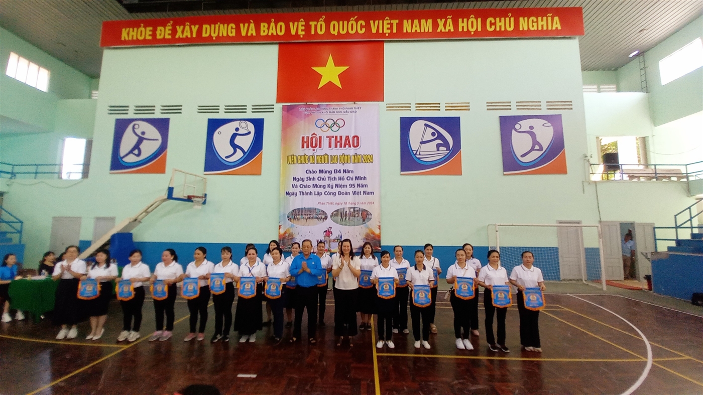 Các đồng chí Lãnh đạo trao Cờ lưu niệm cho các đội tham dự