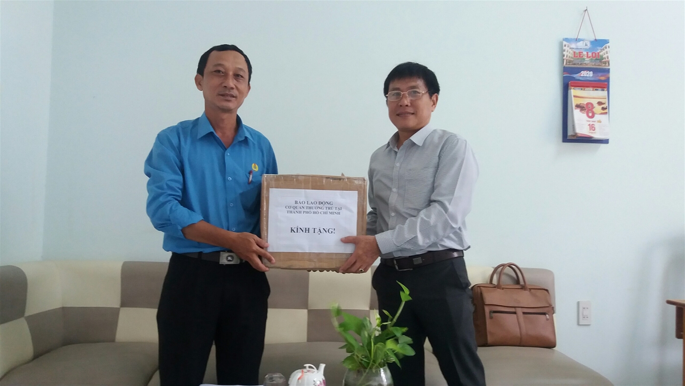 Ảnh: Đ/c Đỗ Trọng Nghĩa - PCT LĐLĐ thành phố  trao tặng 50 Chuột máy tính cho trường THCS Hà Huy Tập 