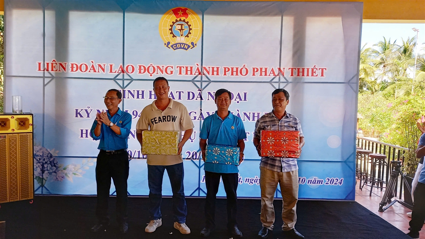 Đ/c Đỗ Trọng Nghĩa - Phó Chủ tịch LĐLĐ thành phố trao giải thưởng cho 03 đội xuất sắc trong các trò chơi