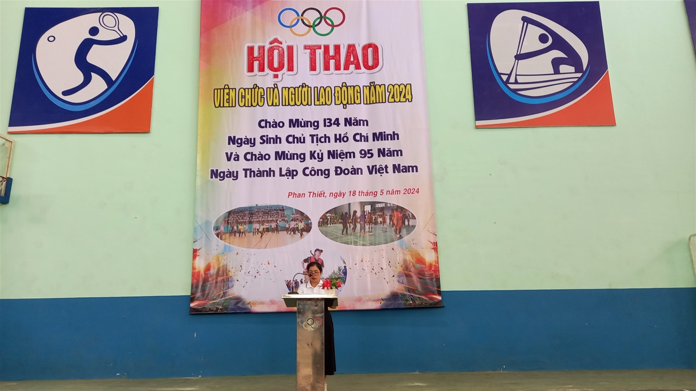 Đ/c Lý Tố Nga - Chủ tịch CĐCS Trường Mầm non Lạc Đạo - Cụm trưởng Cụm thi đua - Trưởng Ban tổ chức Hội thao phát biểu khai mạc Hội thao