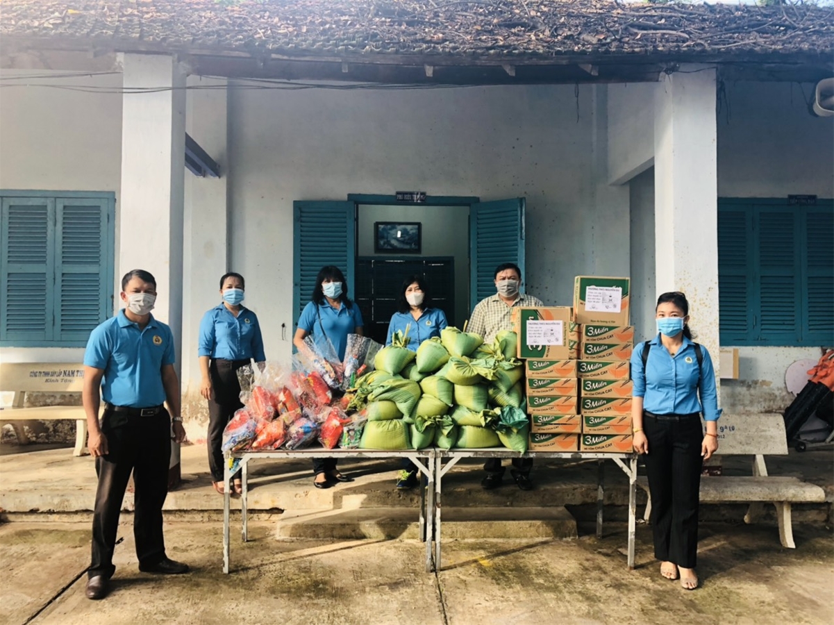 Ảnh: Đoàn viên Công đoàn cơ sở trường THCS Nguyễn Du chuẩn bị quà cho các em học sinh có hoàn cảnh khó khăn