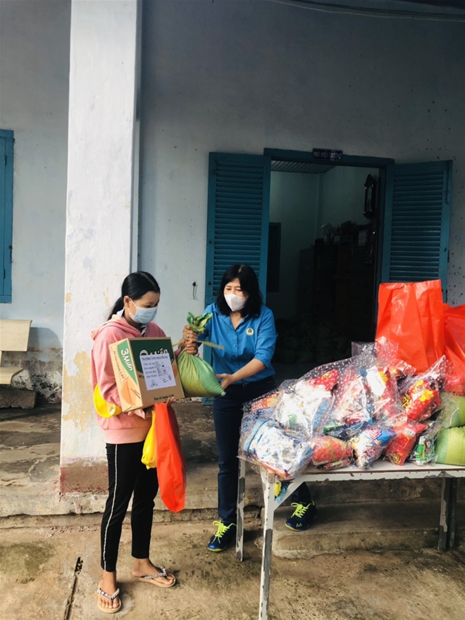 Ảnh: Bà Võ Thị Mỹ Thanh – Chủ tịch CĐCS trường THCS Nguyễn Du trao quà cho các em học sinh có hoàn cảnh khó khăn.