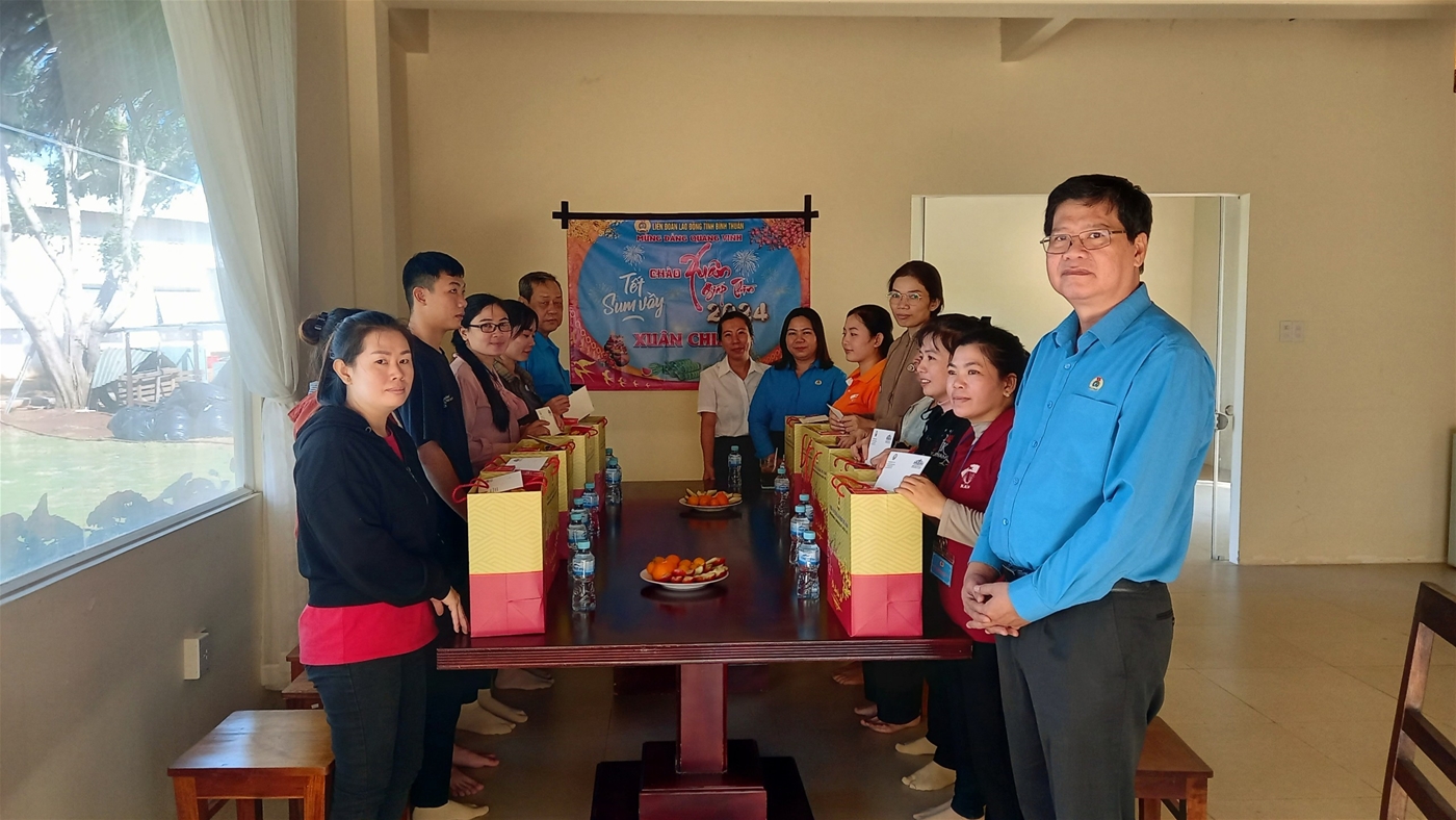 Lãnh đạo LĐLĐ Tỉnh và Thành phố trao quà cho CNLĐ có hoàn cảnh khó khăn