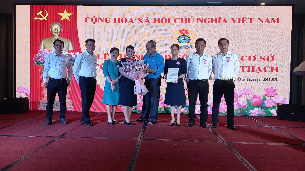 Ông Võ Huy Luận - Chủ tịch LĐLĐ thành phố trao quyết định và tặng hoa cho Ban Chấp hành CĐCS Lâm thời