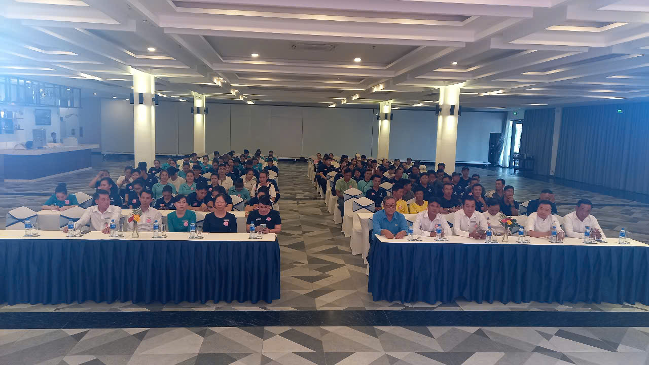 Đại biểu và công nhân lao động tham dự tại buổi Lễ
