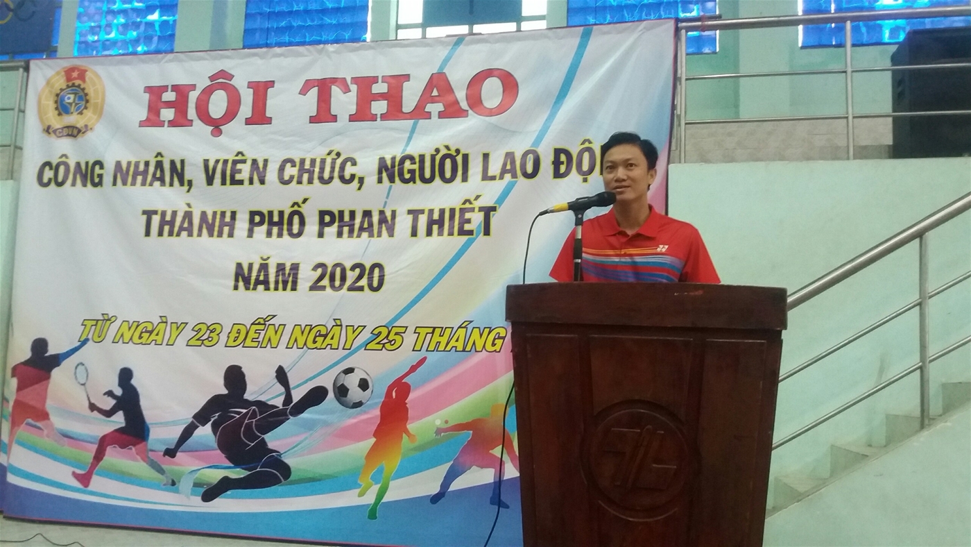 Ảnh: VĐV Đinh Lưu Trình đại diện toàn thể VĐV phát biểu tuyên hứa tại Hội thao