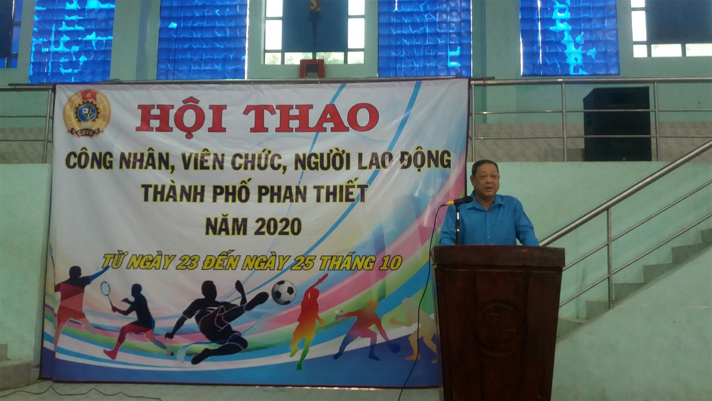 Ảnh: Đ/c Võ Huy Luận - Chủ tịch LĐLĐ thành phố - Trưởng Ban Tổ chức phát biểu khai mạc Hội thao